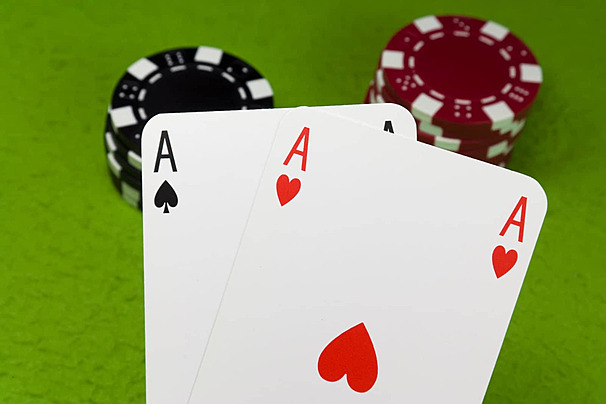 Poker là gì? Nguồn gốc và vai trò của poker trong blackjack