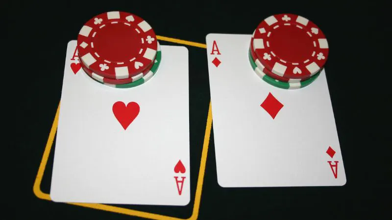 Cái nào lớn hơn, Poker hay Blackjack? Đáp án chi tiết